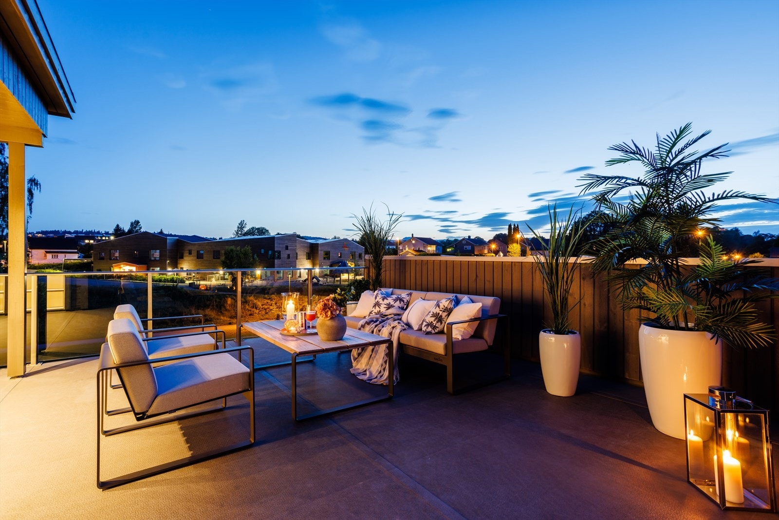 En fantastisk familiebolig over 3 etasjer med praktfulle sol og utsiktsforhold fra unik takterrasse! Galleribilde