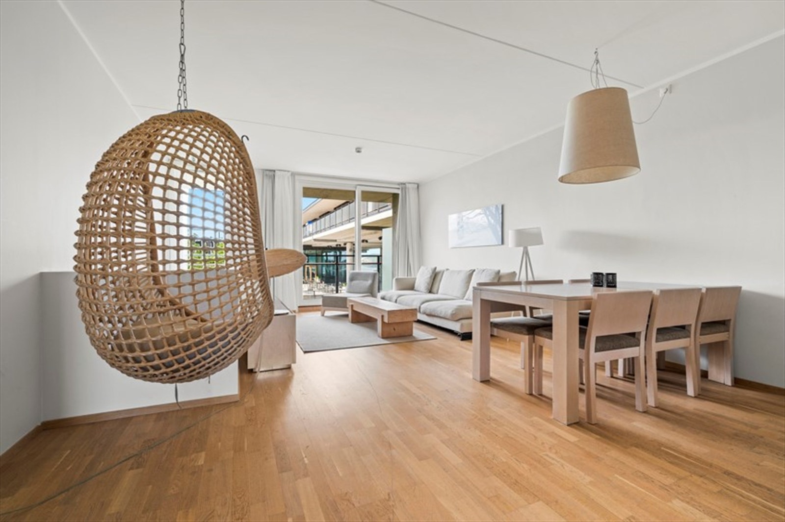 Leiligheten går over to plan med stue, kijøkken, bad og 1 soverom på det ene planet Galleribilde