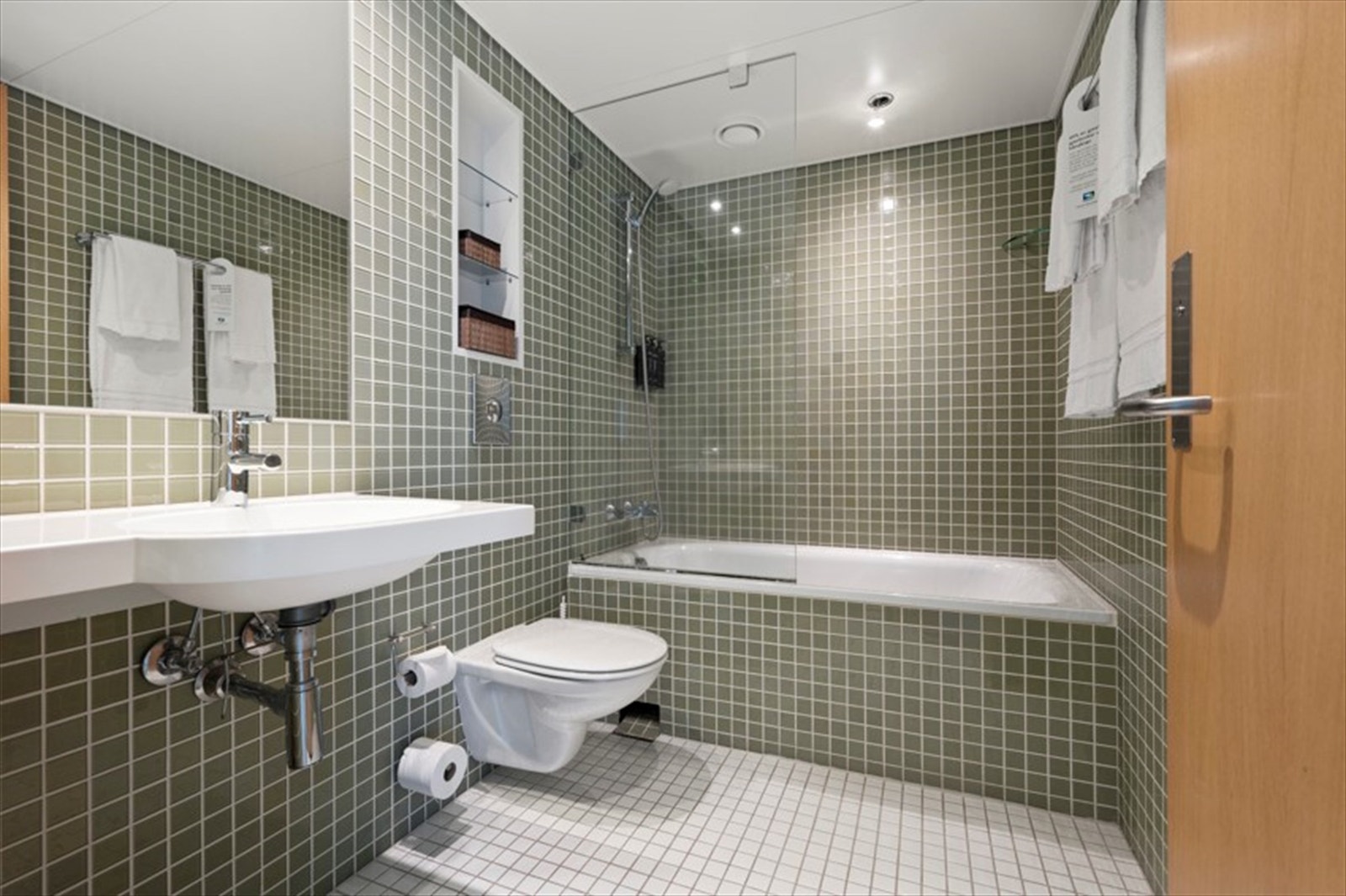 Leiligheten har to baderom, ett i hver etasje Galleribilde