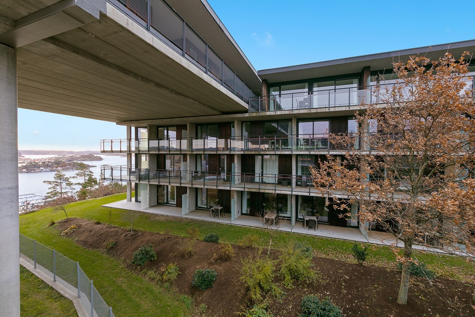 Leiligheten har en fin internbeliggenhet med to verandaer vendt ut mot fjorden og en inn mot atriet Galleribilde