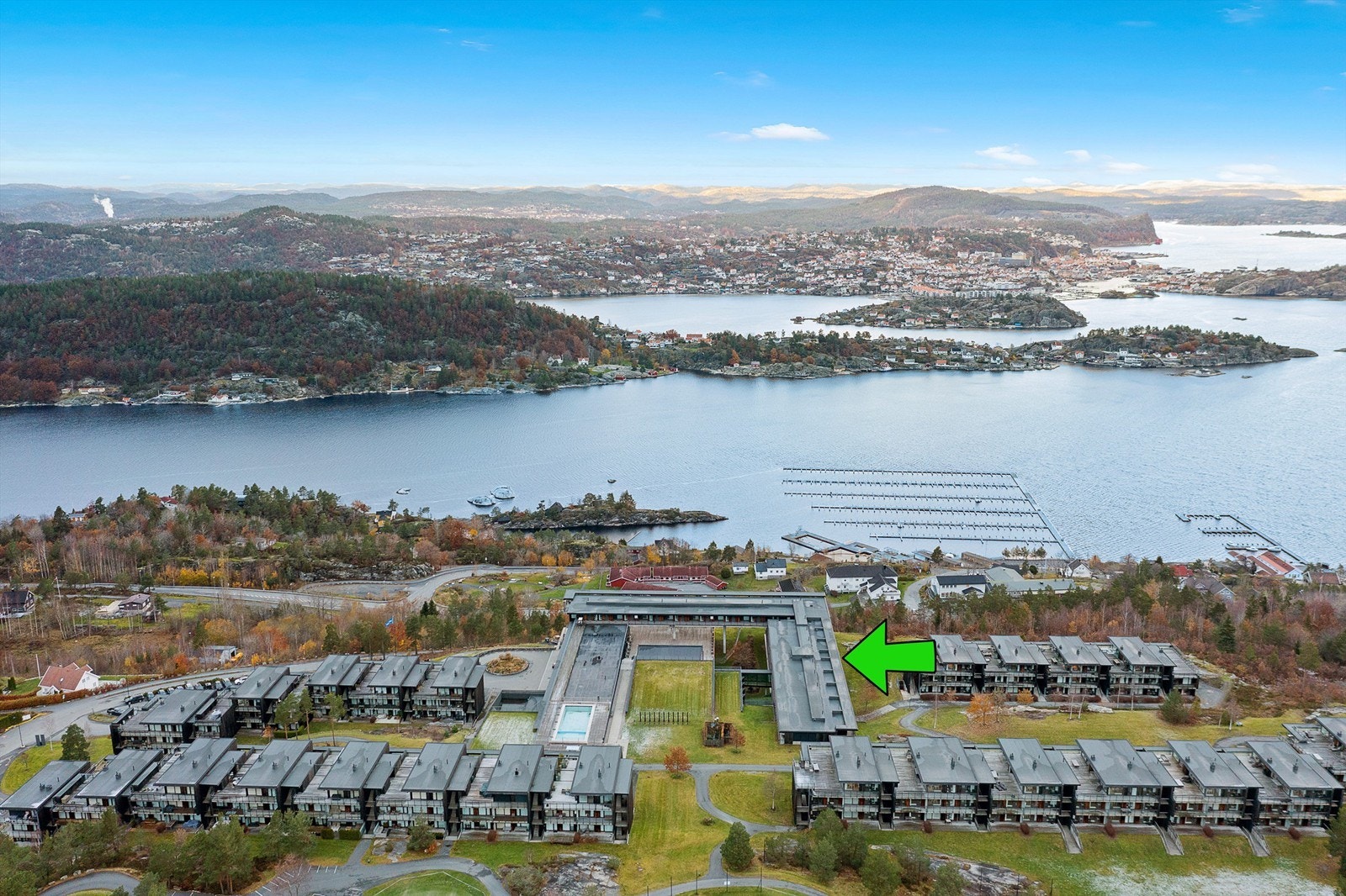 Leiligheten ligger flott til med fin sjøutsikt og gode solforhold Galleribilde