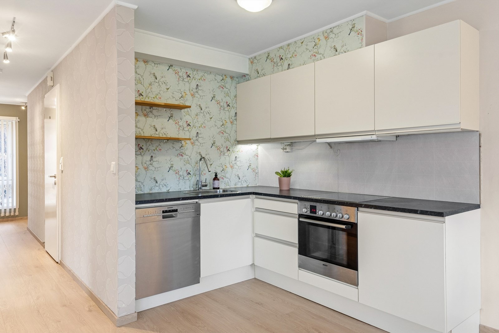 Det er integrert stekeovn og platetopp, samt avsatt plass til oppvaskmasking og kjøleskap. Galleribilde