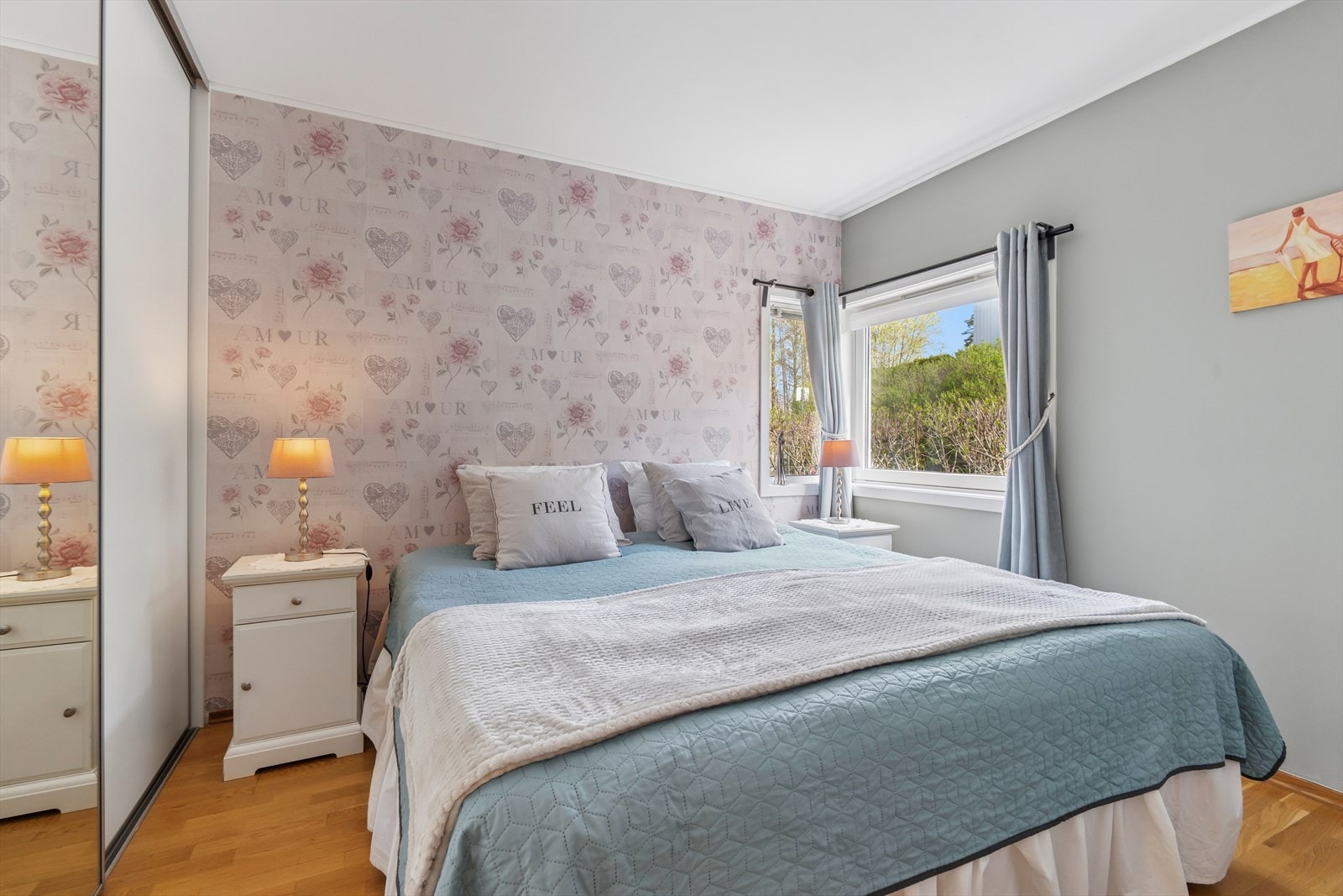 Leiligheten har to pene soverom av god størrelse, begge med plass til seng og garderobeløsning. Galleribilde