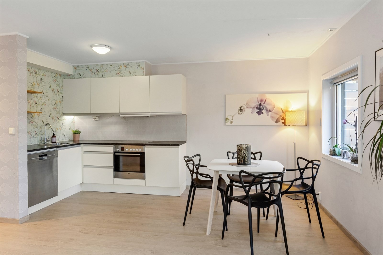 På kjøkkenet har du også en hyggelig spiseplass ved vinduet. Galleribilde