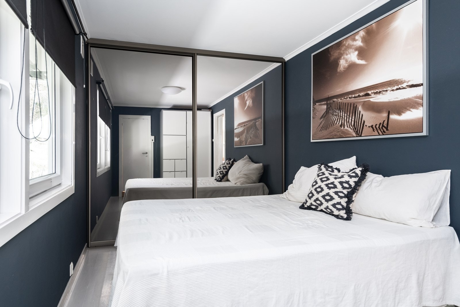 Hovedsoverommet har en skyvedørdsgarderobe med speilfronter med god oppbevaringsplass. Galleribilde