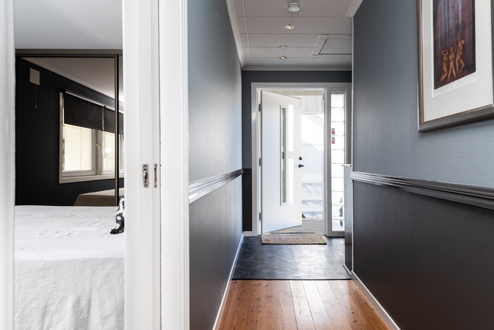 En lang gang leder det fra stuen og til utgangsdøren og gangen. Galleribilde