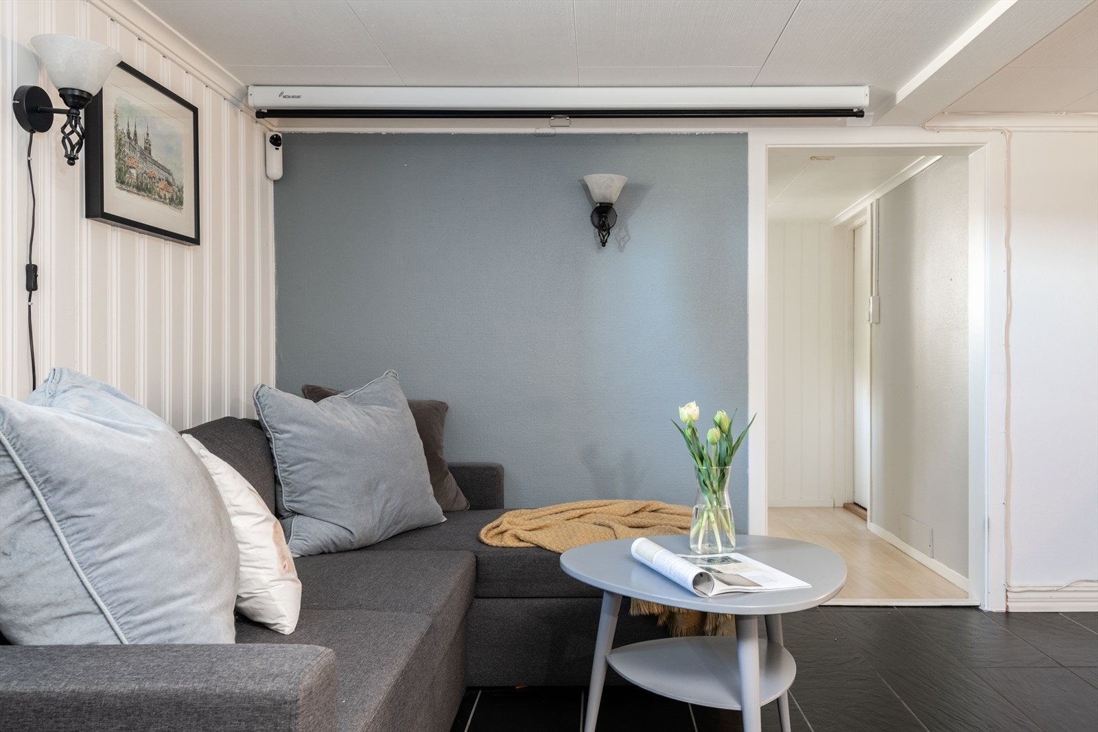 Fra kjellerstuen går du inn til innredet rom nr. 2 (ikke godkjent soverom) og baderom. Galleribilde