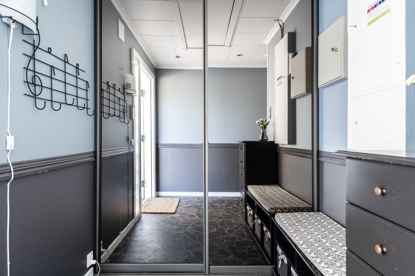 Også i gang er det garderobskap med speilfronter. Galleribilde