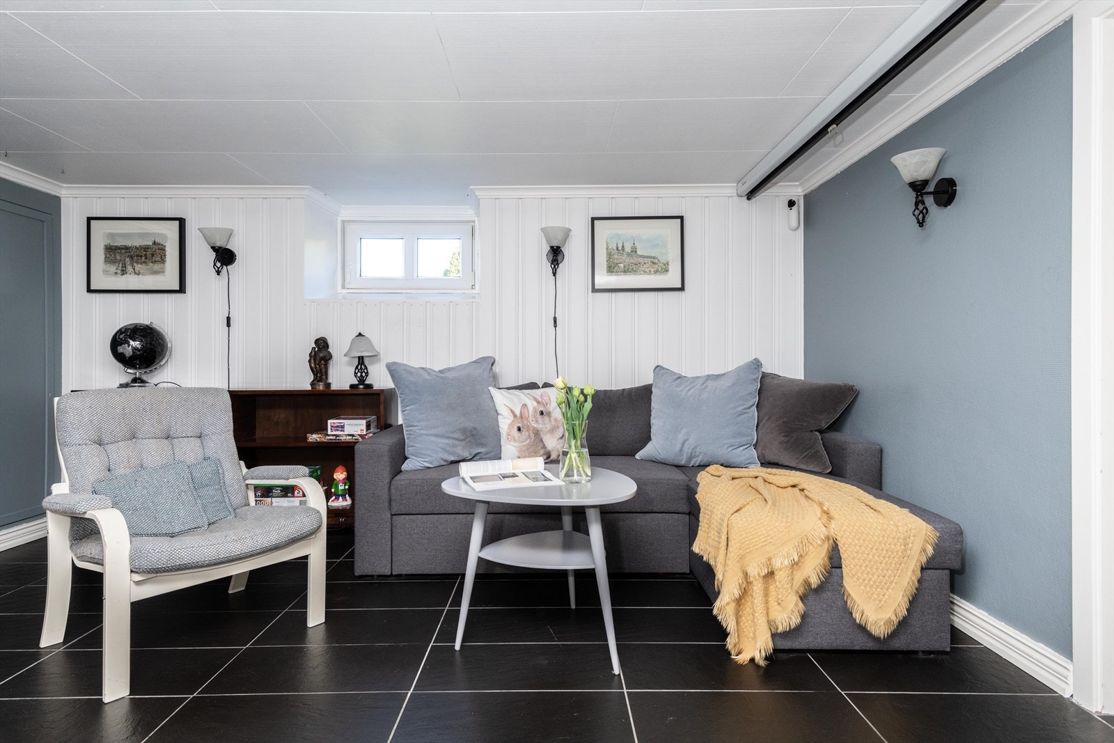 Kjellerstuen har de to innredete rommene på hver sin side. Galleribilde