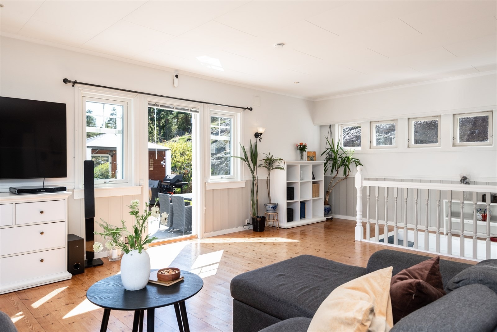 Huset er utvidet og oppgradert gjennom årene, men bærer fortsatt på historien - med varme rom, sjelfull materialbruk og et uttrykk som speiler respekt for kystens byggetradisjoner. Galleribilde