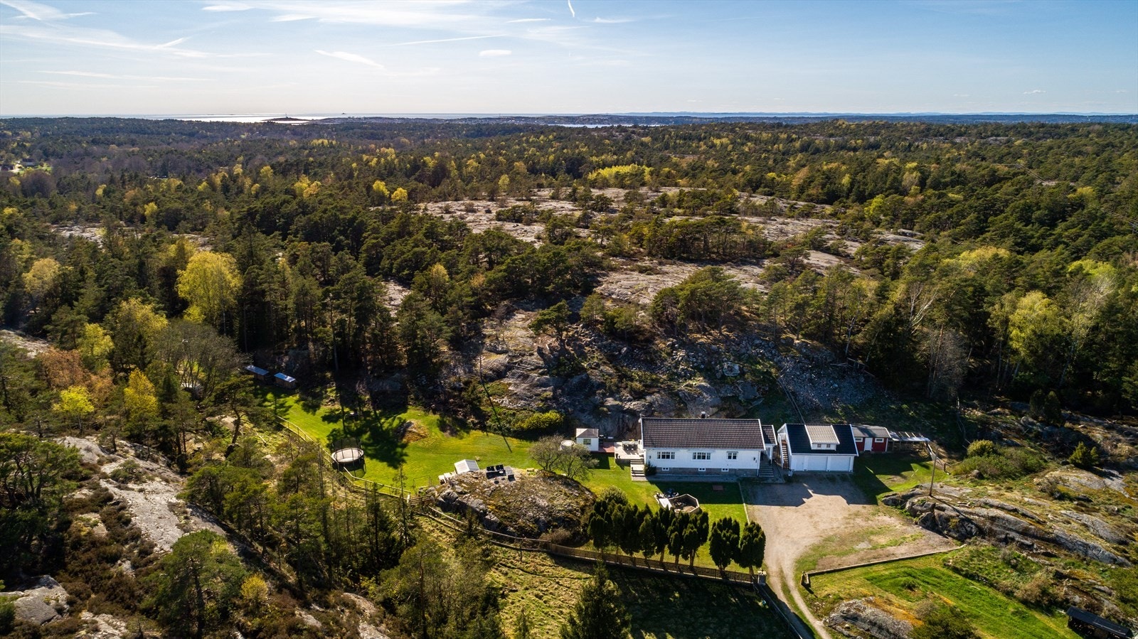 Kanskje du ser for deg et hønsehus, en liten grønnsakshage, et drivhus fylt med tomater og urter? Mulighetene ligger åpne - dette er stedet hvor du kan dyrke din egen mat og senke tempoet. Galleribilde