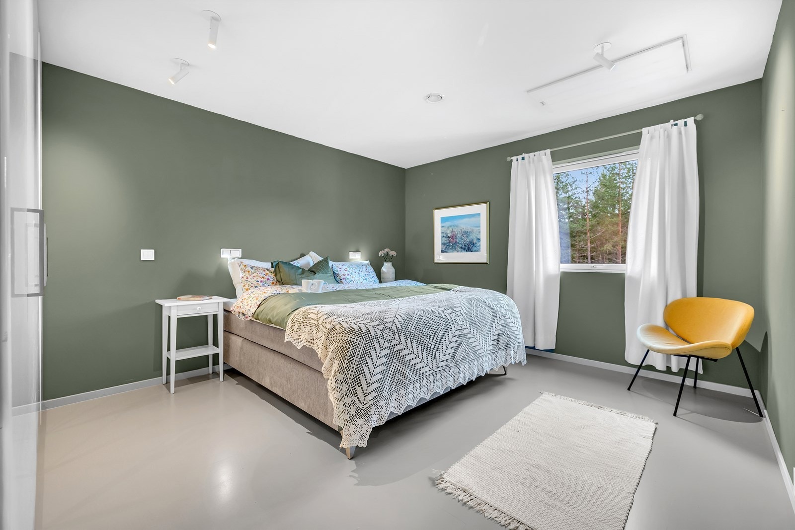 Boligens hovedsoverom ligger i tilknytning til stuen og kjøkkenet Galleribilde