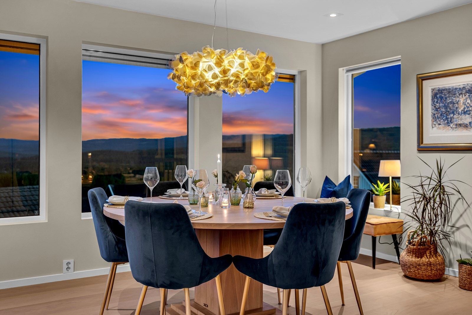 På høyden ved enden av feltet med lite trafikk og utsikt mot Harestuvannet - en fantastisk enebolig med nydelig beliggenhet! Galleribilde