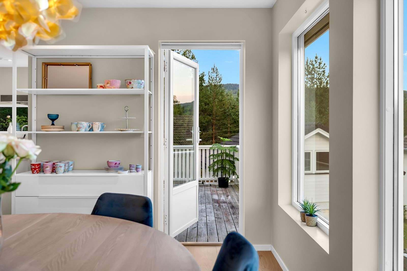 Fra spisestue/kjøkken er det utgang til enda en uteplass Galleribilde