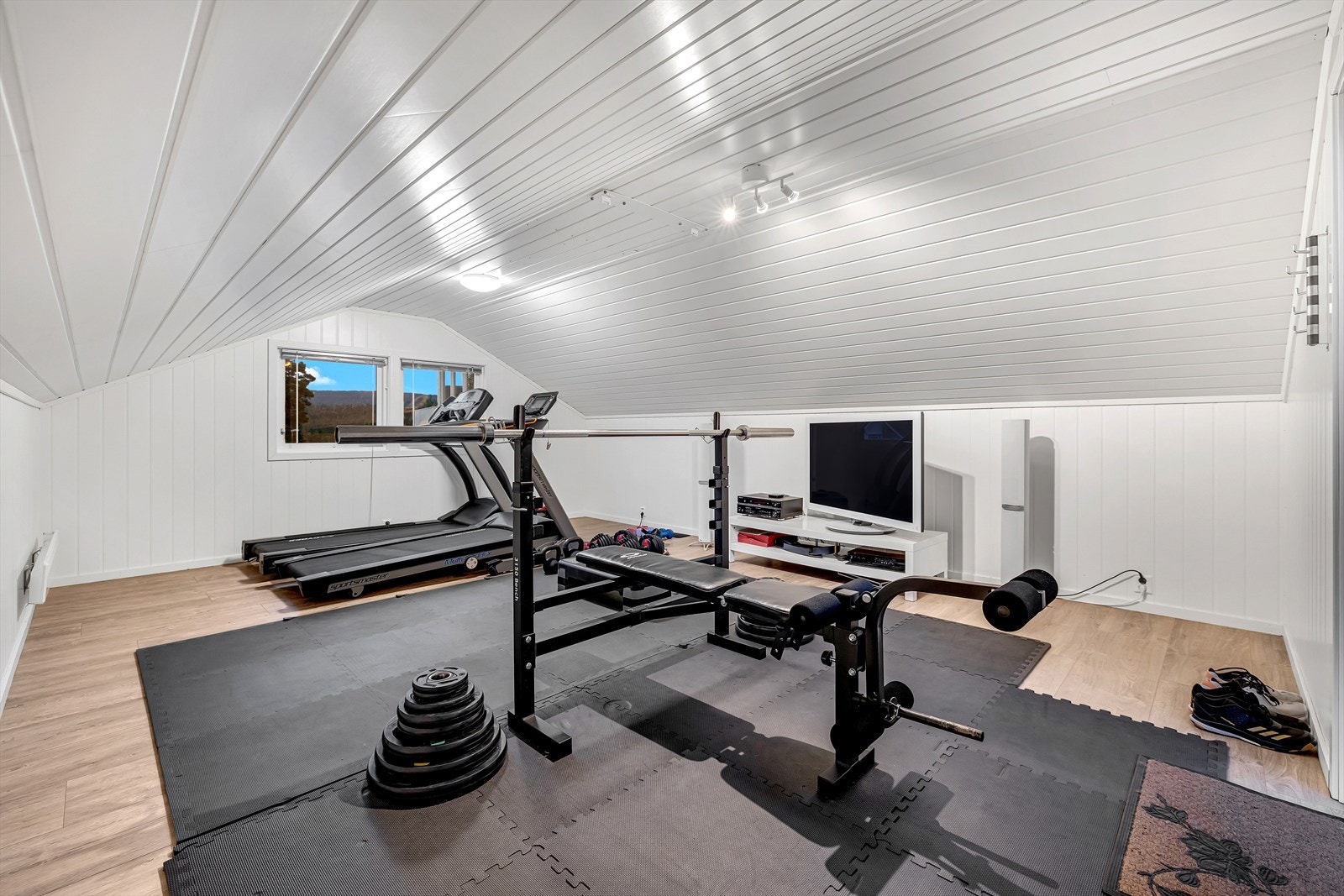 Over garasjen er det et rom som i dag benyttes som treningsrom Galleribilde