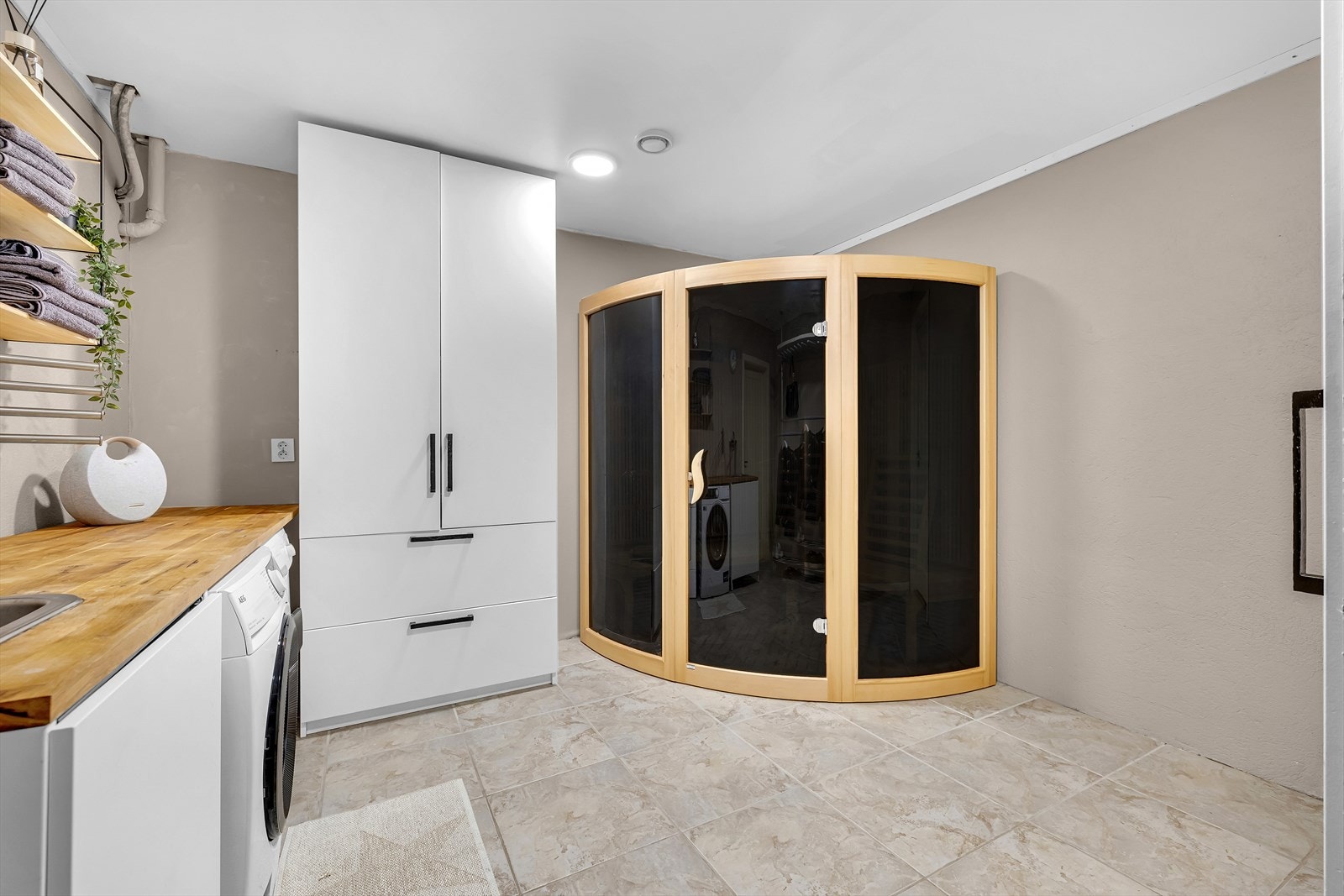 Infrarød sauna i hjørnet av vaskerommet Galleribilde