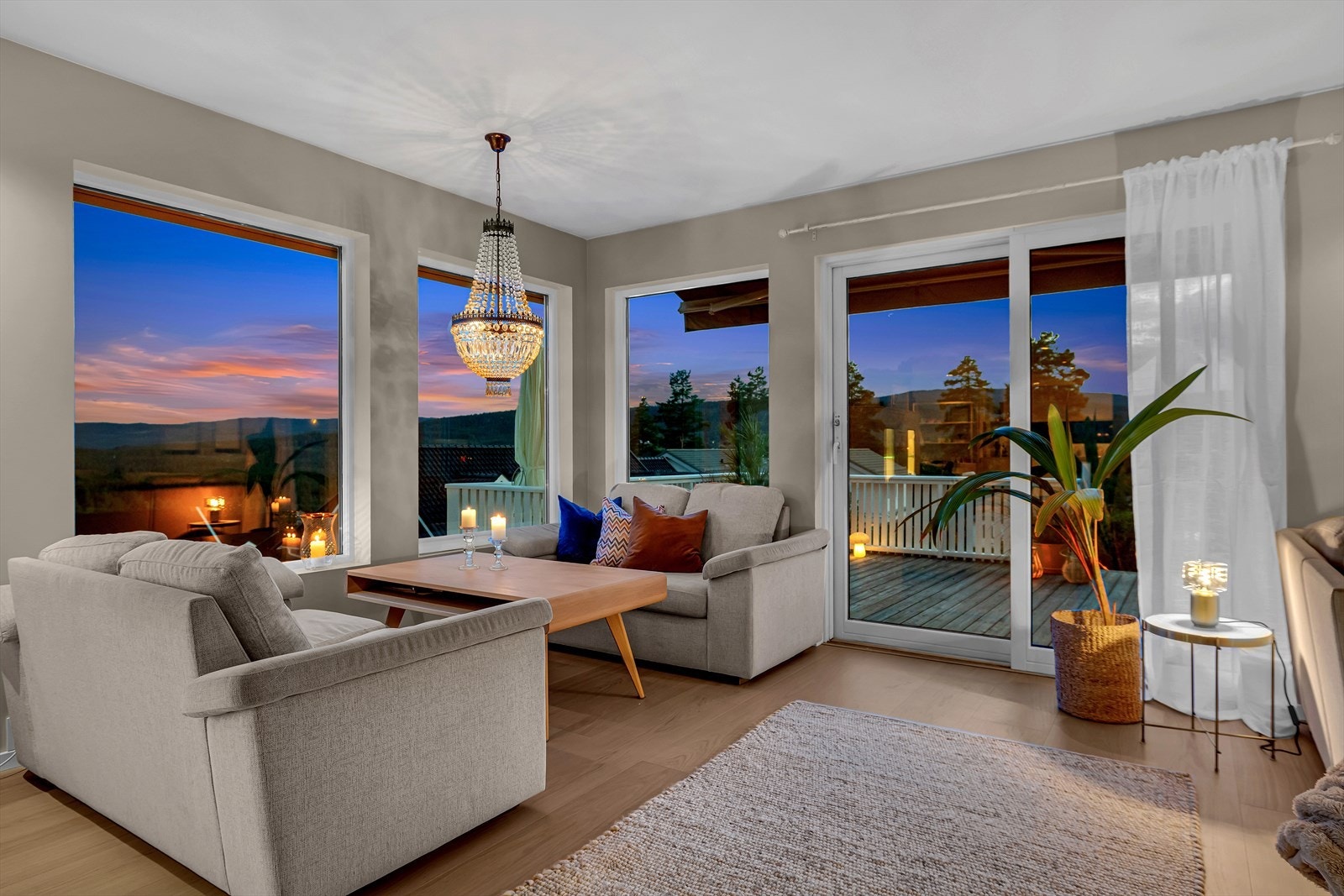 Store vindusflater gir flott utsyn fra boligen og slipper rikelig med lys inn Galleribilde