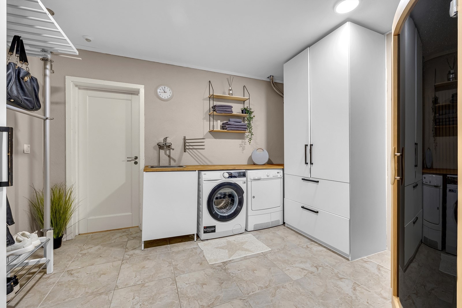 Eget vaskerom med god plass - praktisk i hverdagen! Galleribilde