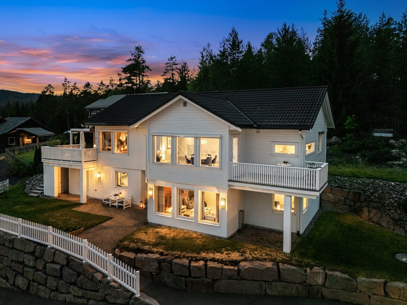 Pent opparbeidet tomt. Det er kebony på begge terrasser på vestsiden av bygget. 25 års garanti er opplyst og dekket er lagt for 5 og 10 år siden Galleribilde