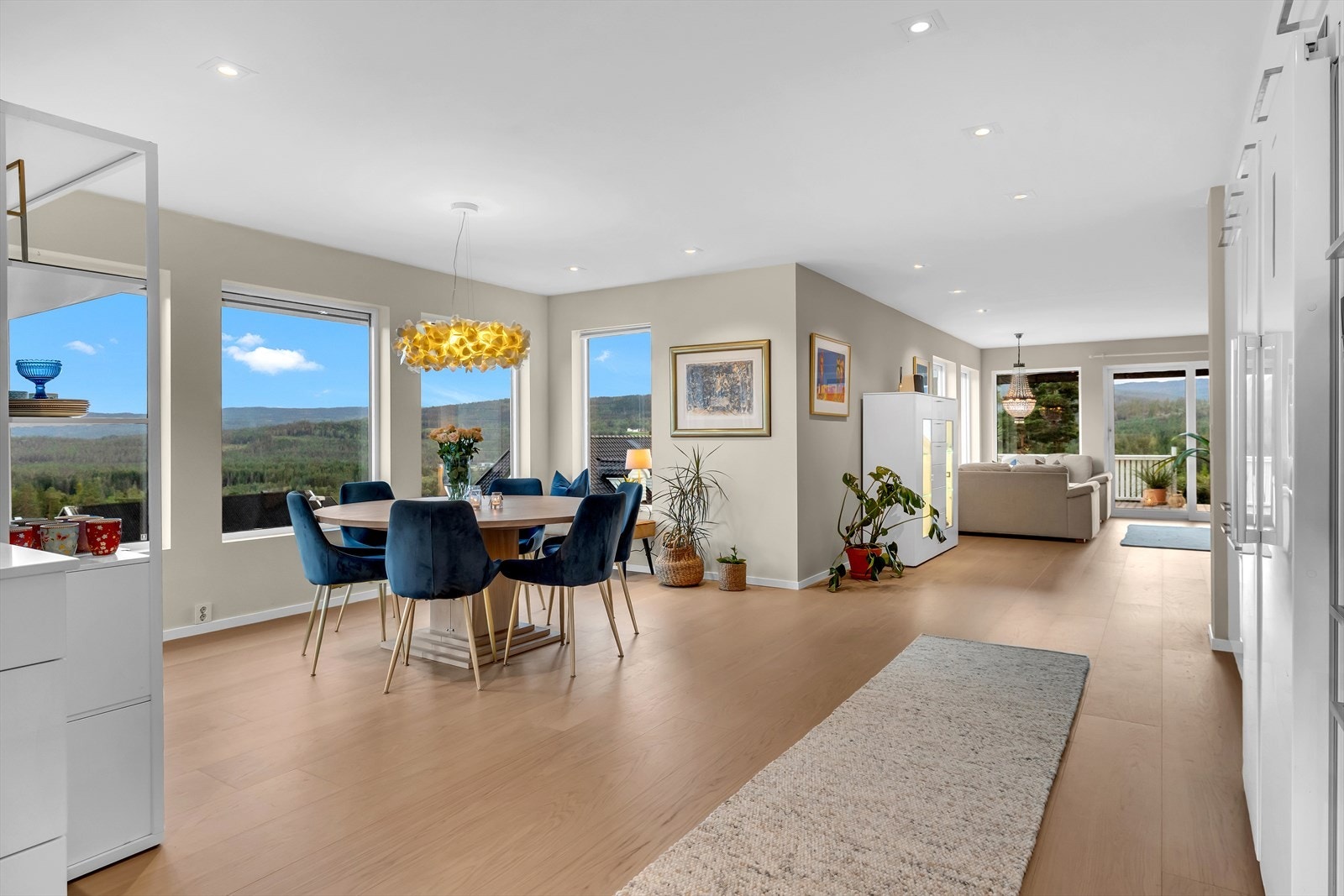 Store vindusflater og flott utsyn Galleribilde