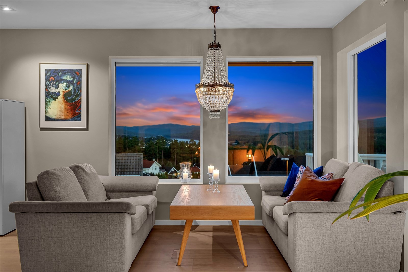 Øverste etasje har en åpen løsning som er inndelt i flere soner Galleribilde