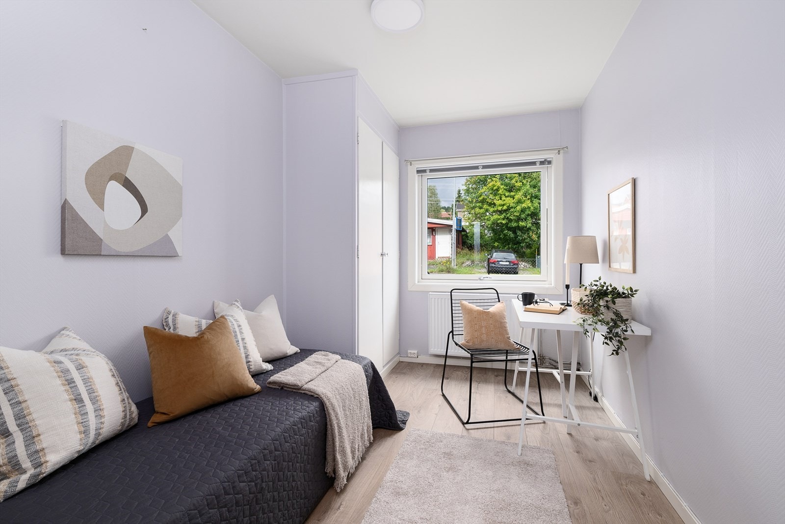 Soverom 2 er innredet med enkeltseng, har plassbygd garderobeskap og skrivepult. Galleribilde