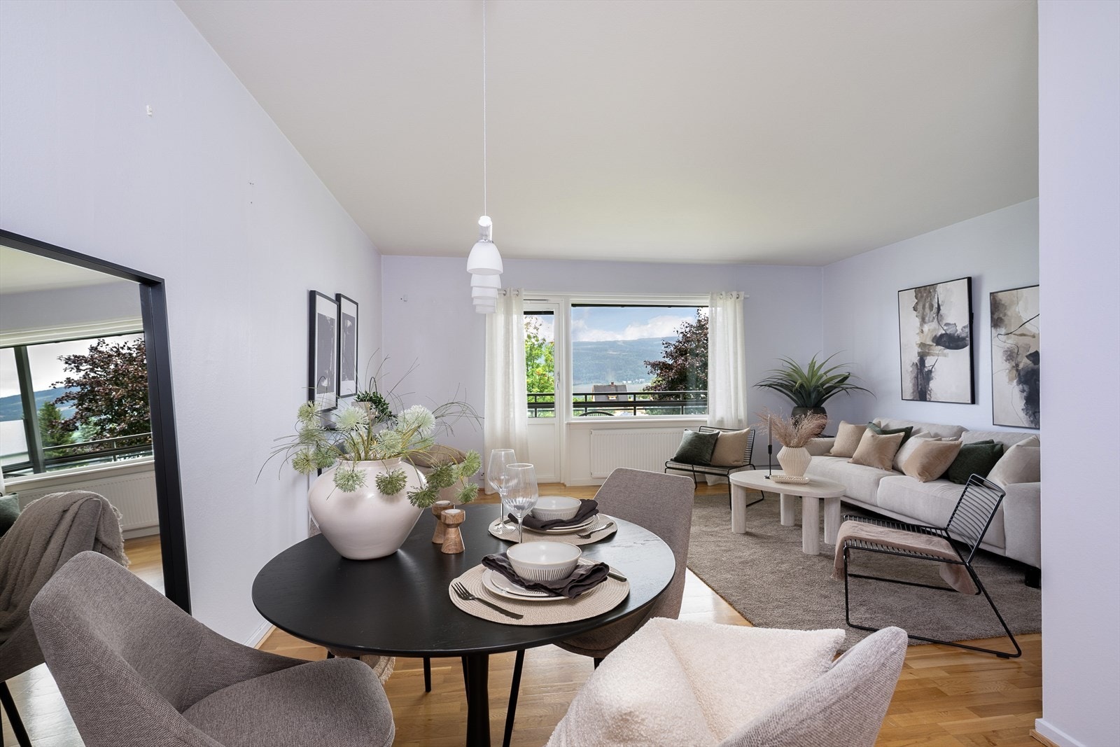 Lys og delikat stue/spisestue i tidløse farger. Galleribilde