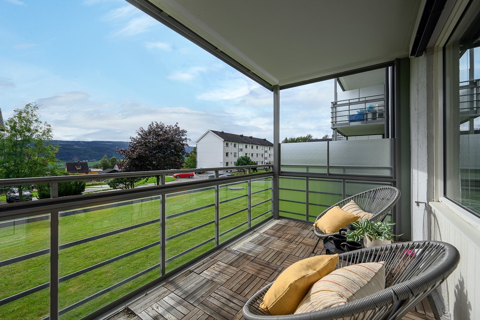 Fra balkongen har du utsyn mot grøntområder og omkringliggende bebyggelse. Galleribilde