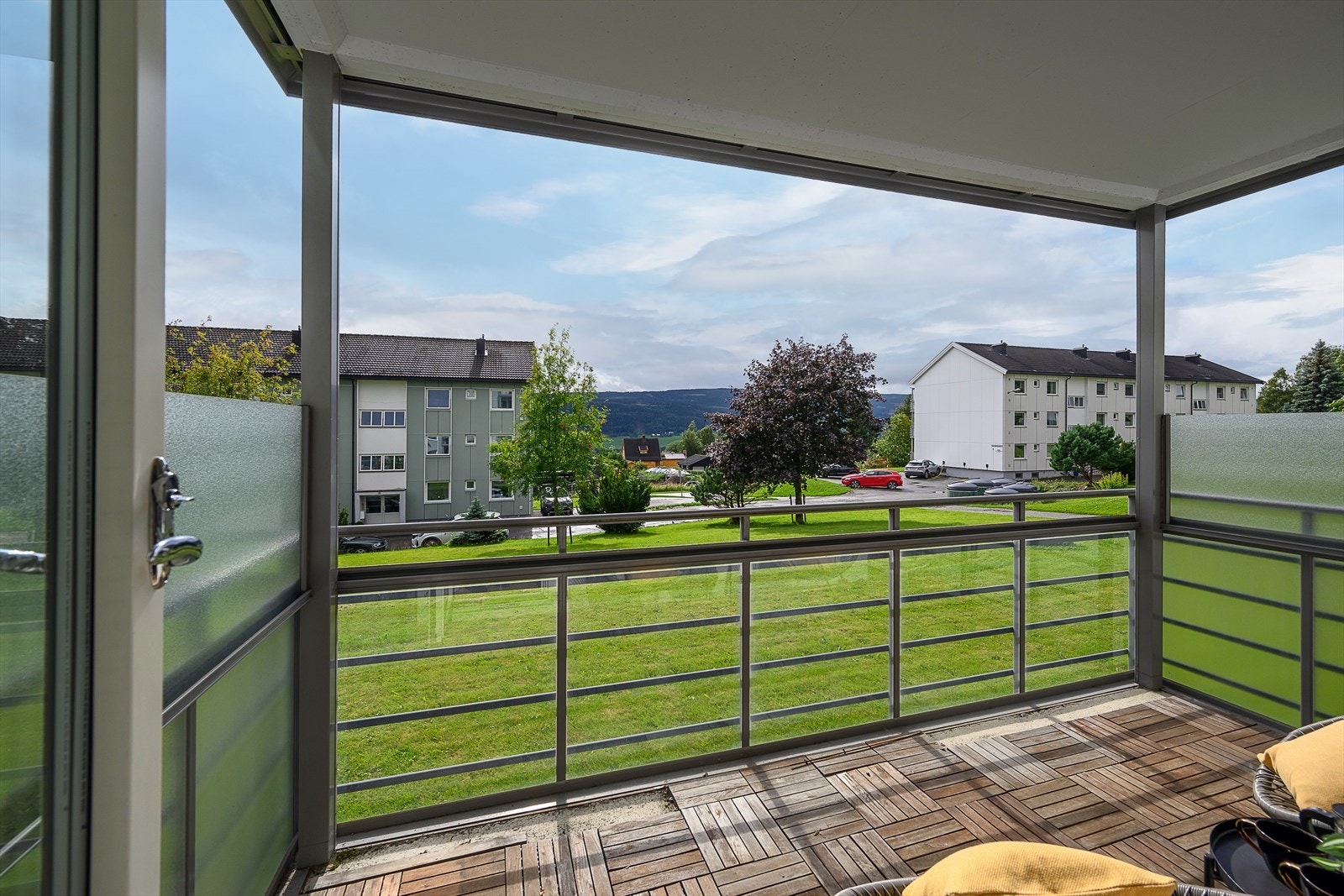 Lys og romslig balkong med takoverbygg, delvis skjermet for innsyn. Åpent og fint foran balkongen med ettermiddagssol og fine fellesarealer rett utenfor! Galleribilde
