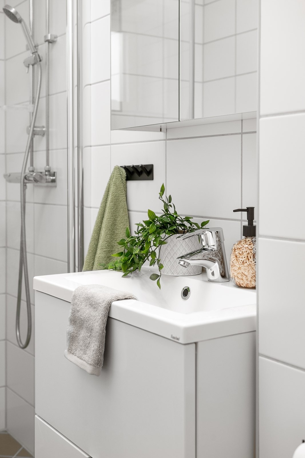 Moderne servantinnredning med praktiske skuffer for oppbevaring av toalettsaker. Galleribilde