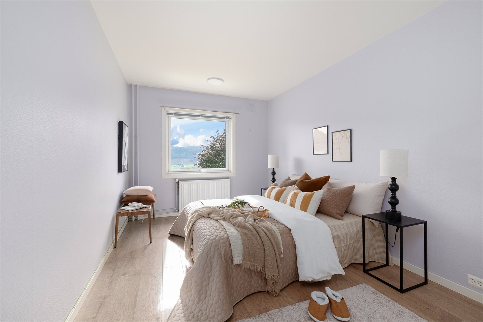 Hyggelig hovedsoverom med plass til dobbeltseng. Galleribilde