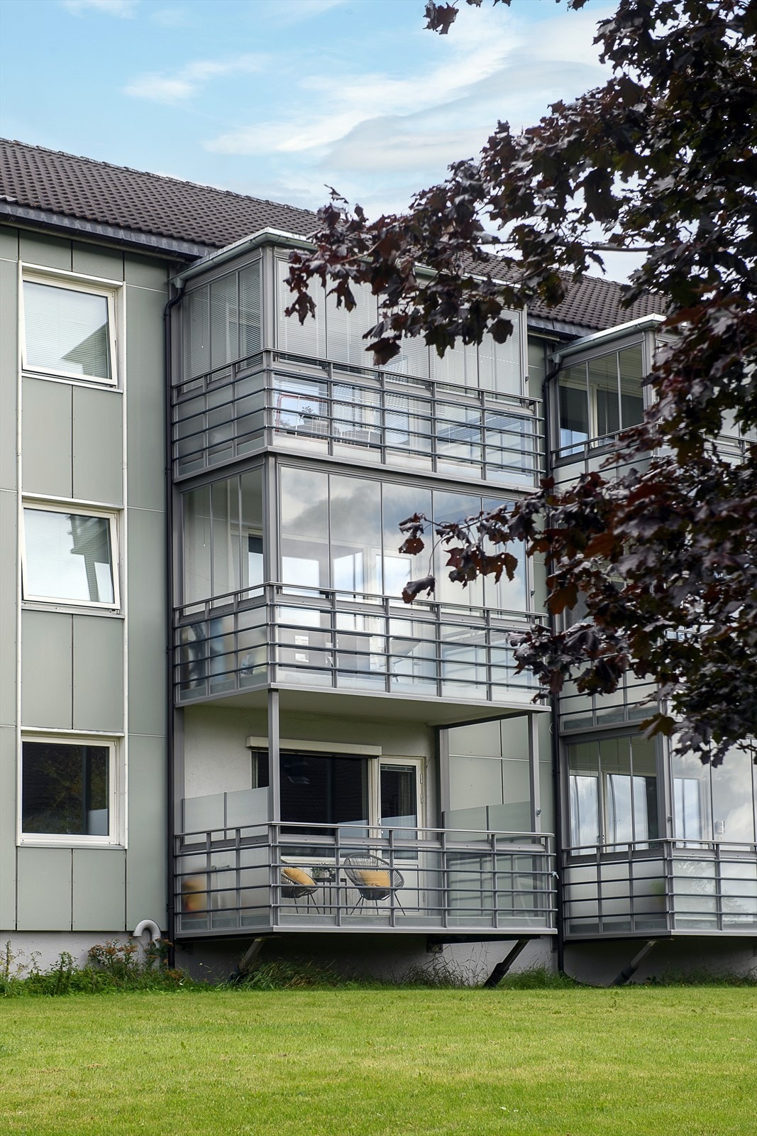 Fine felles grønt arealer rett utenfor leiligheten. Galleribilde