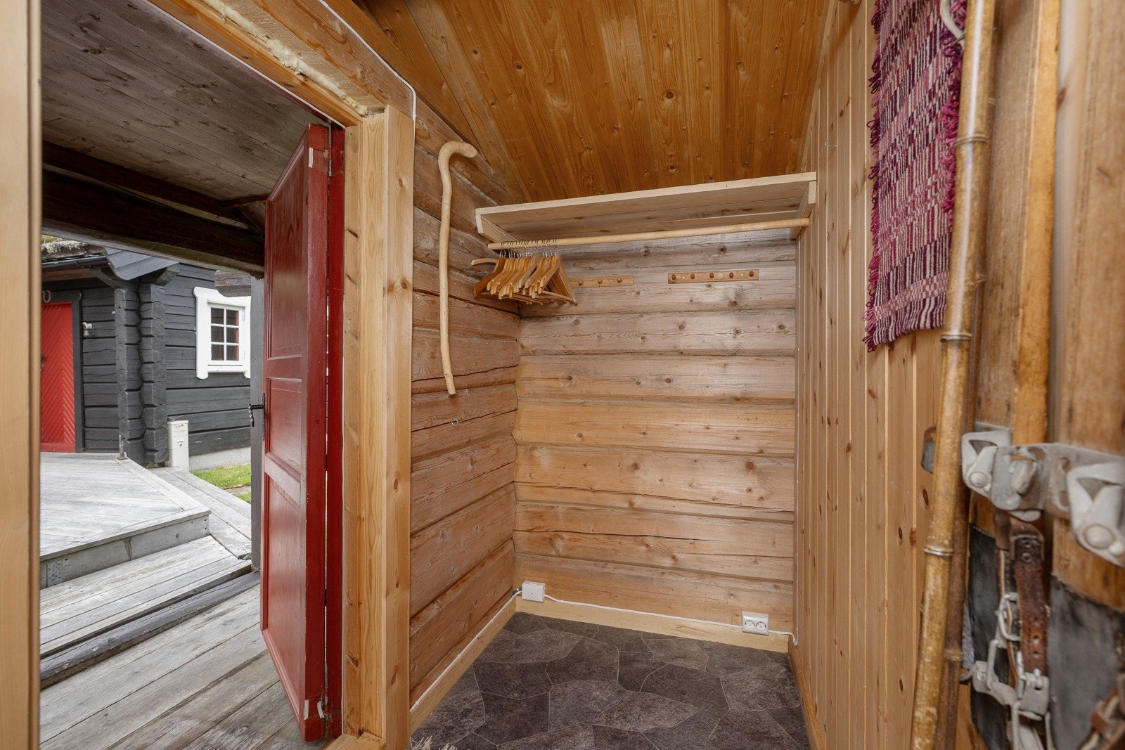 Inngang/entré i anneks. Galleribilde