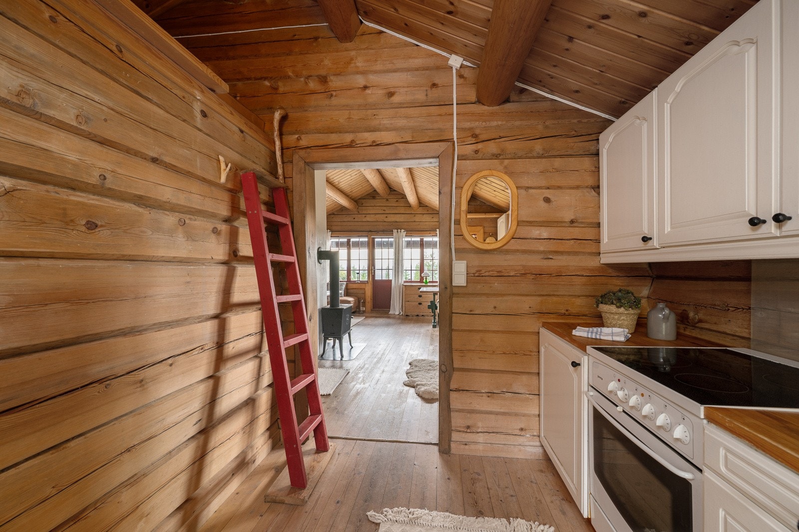 Innredningen byr på godt med oppbevaringsplass i overskap, underskap og flere skuffer. Galleribilde