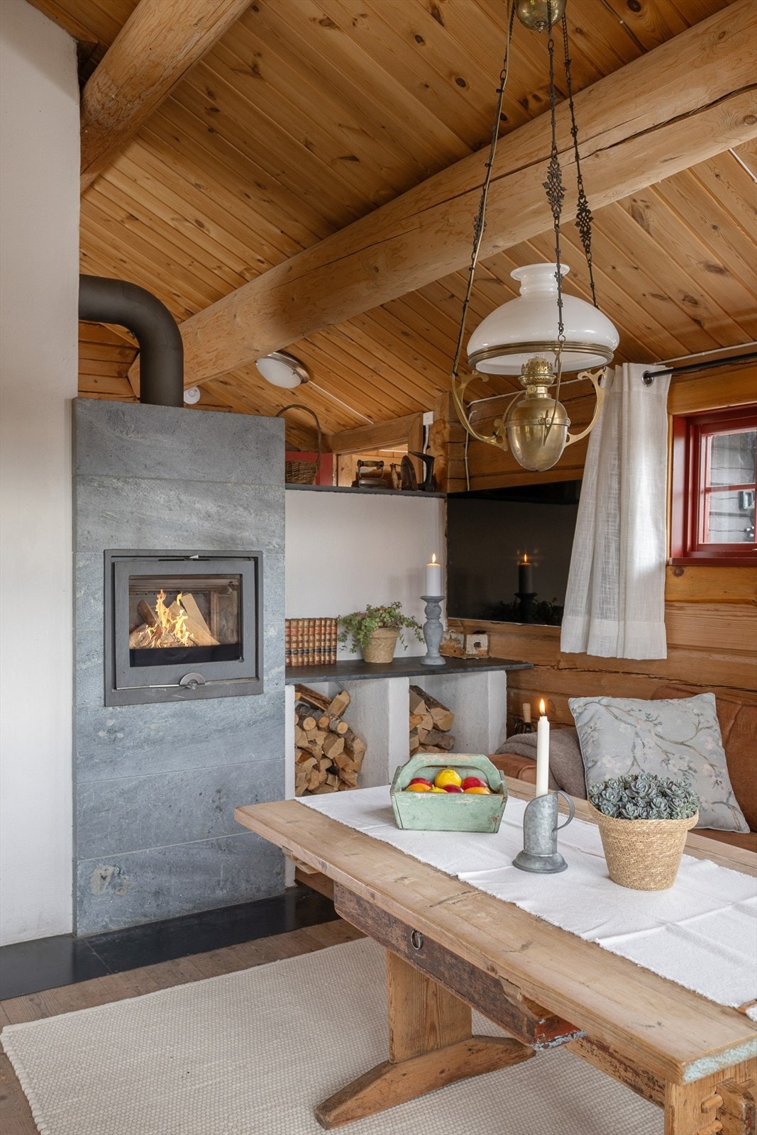 Den moderne peisovnen gir den riktige hyttestemningen og varmer godt etter en lang dag i skiløypa. Galleribilde