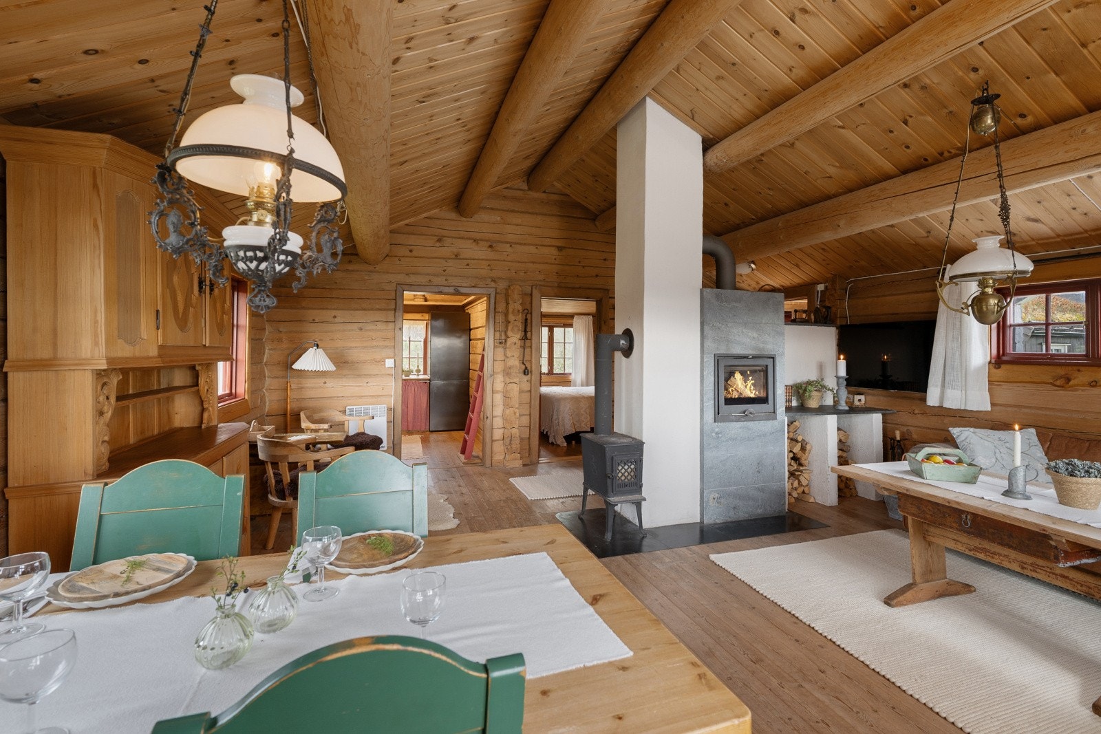 I tillegg til peisovn, har stuen en eldre, men effektiv vedovn. Galleribilde