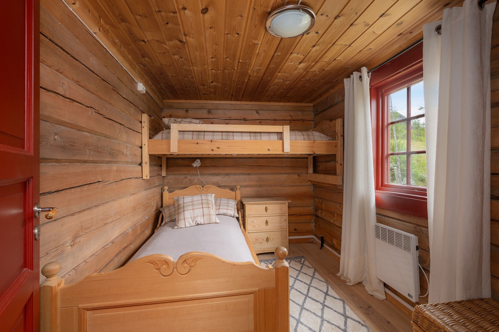 Det andre soverommet har plass til enkeltseng, samt en plassbygd seng på veggen. Galleribilde