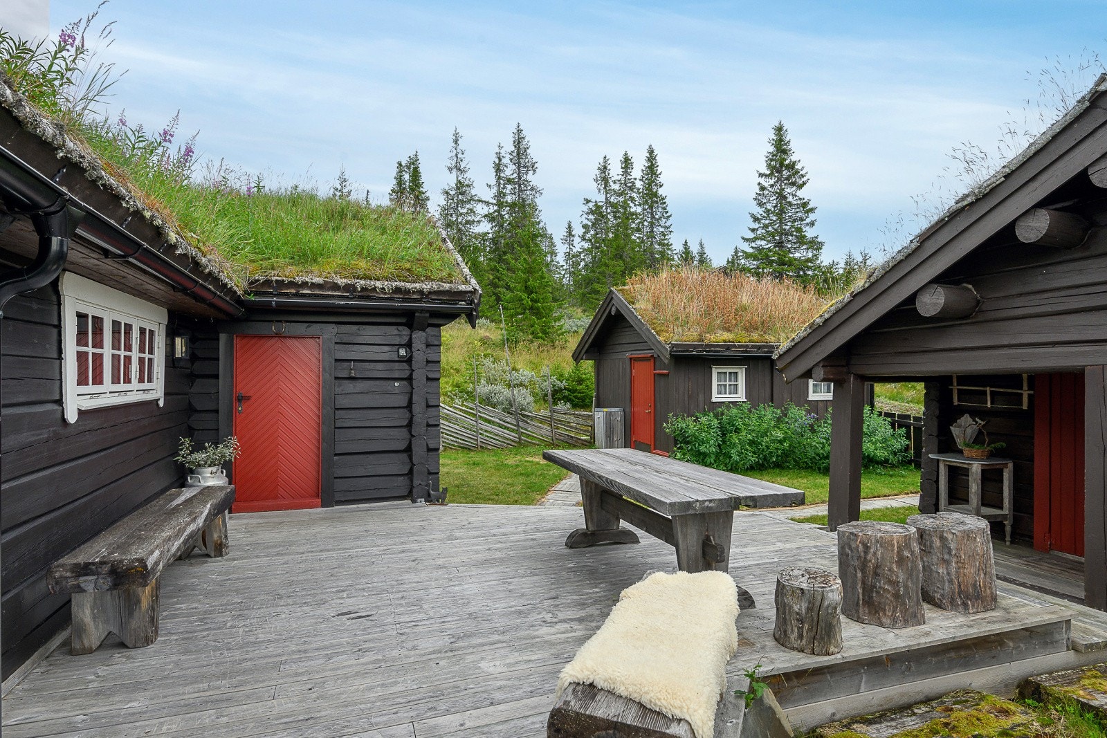 Mellom byggene er det pent opparbeidet med en terrasseplatting, som gir hyttetun følelsen. Galleribilde