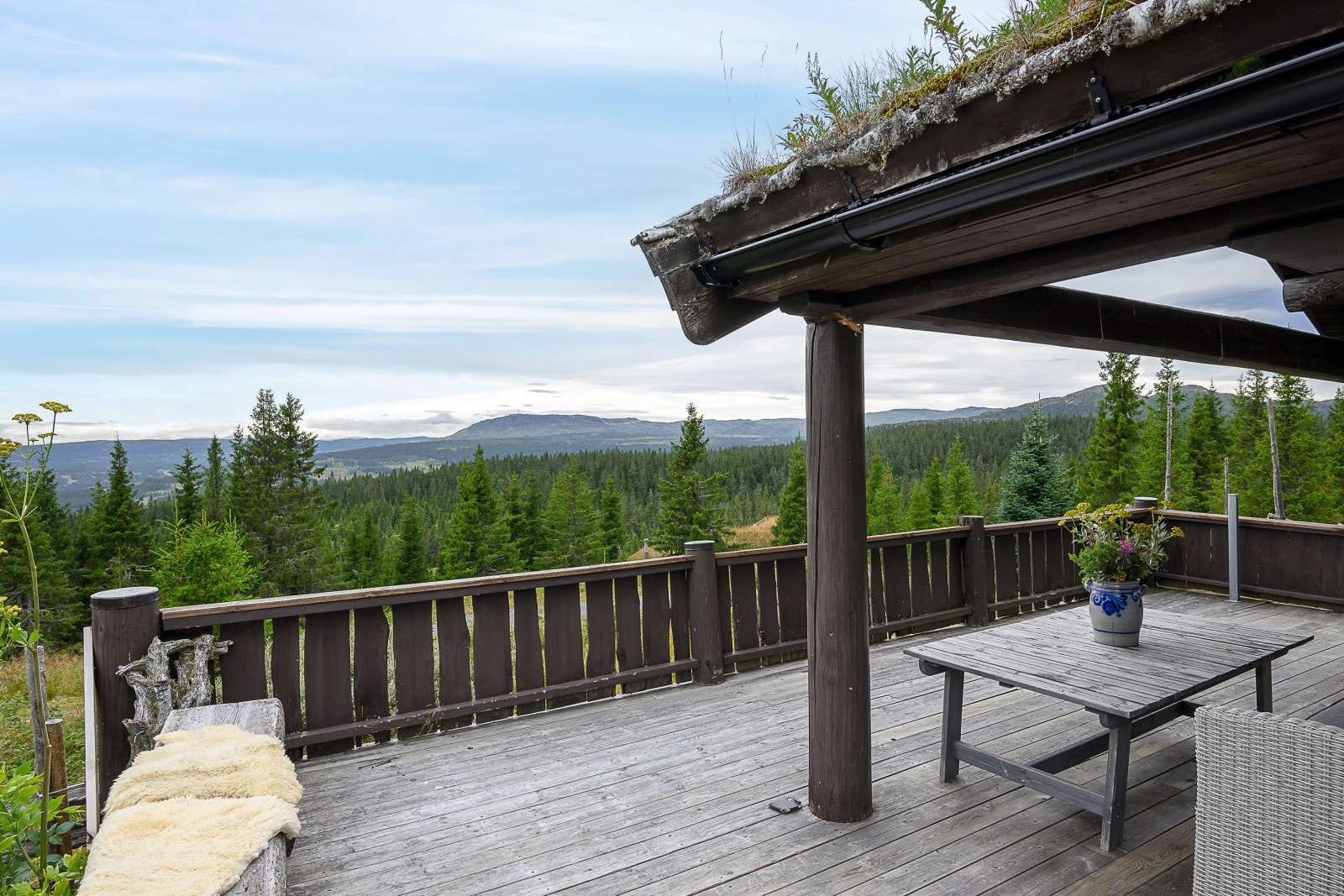 EIendommen byr på gode solforhold og nydelig utsikt mot blant annet Skeikampen. Galleribilde
