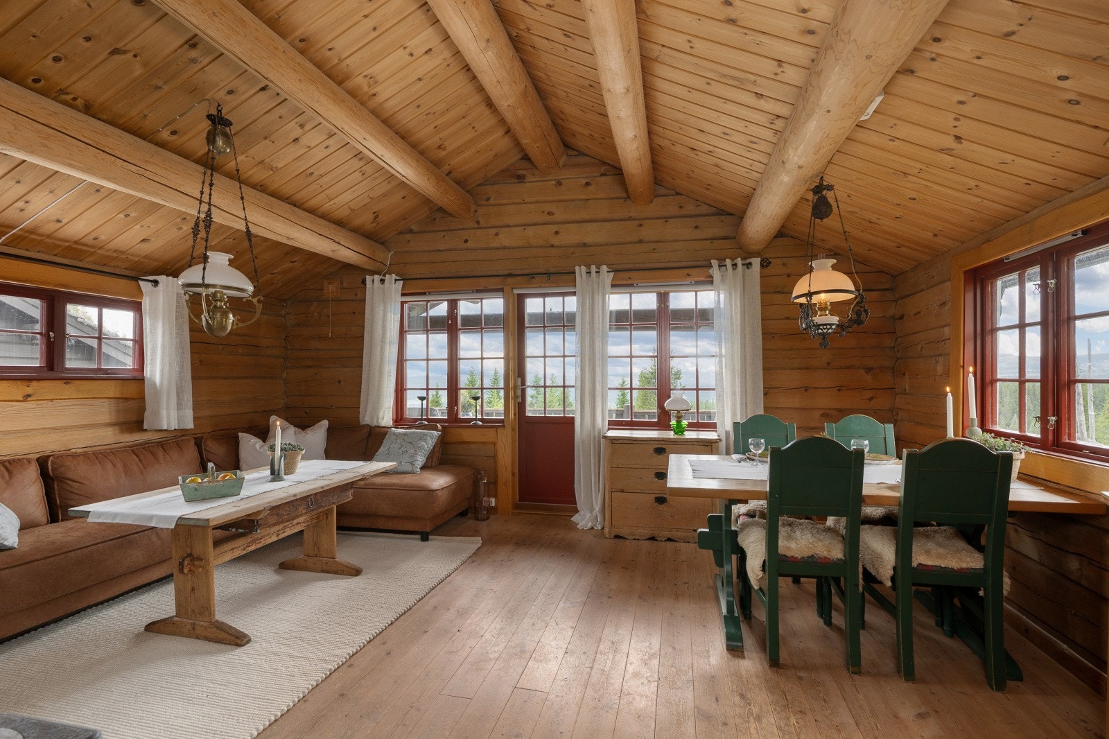 Stueområdet er åpent og romslig, med god takhøyde som gir en luftig atmosfære. Galleribilde