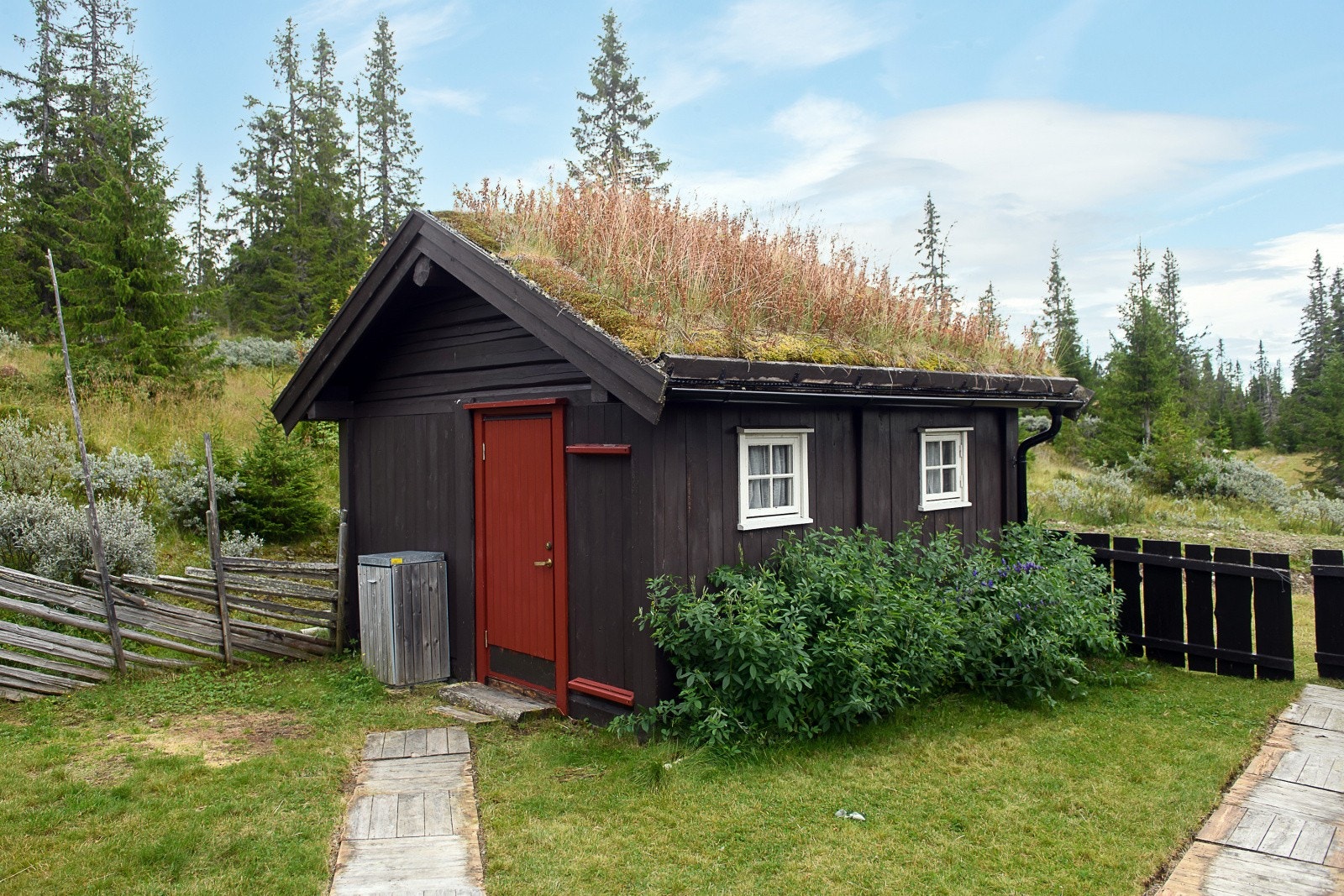 Det er laget en sti fra porten frem til inngangspartiet og til uthuset, med oppbevaring av diverse utstyr. Galleribilde