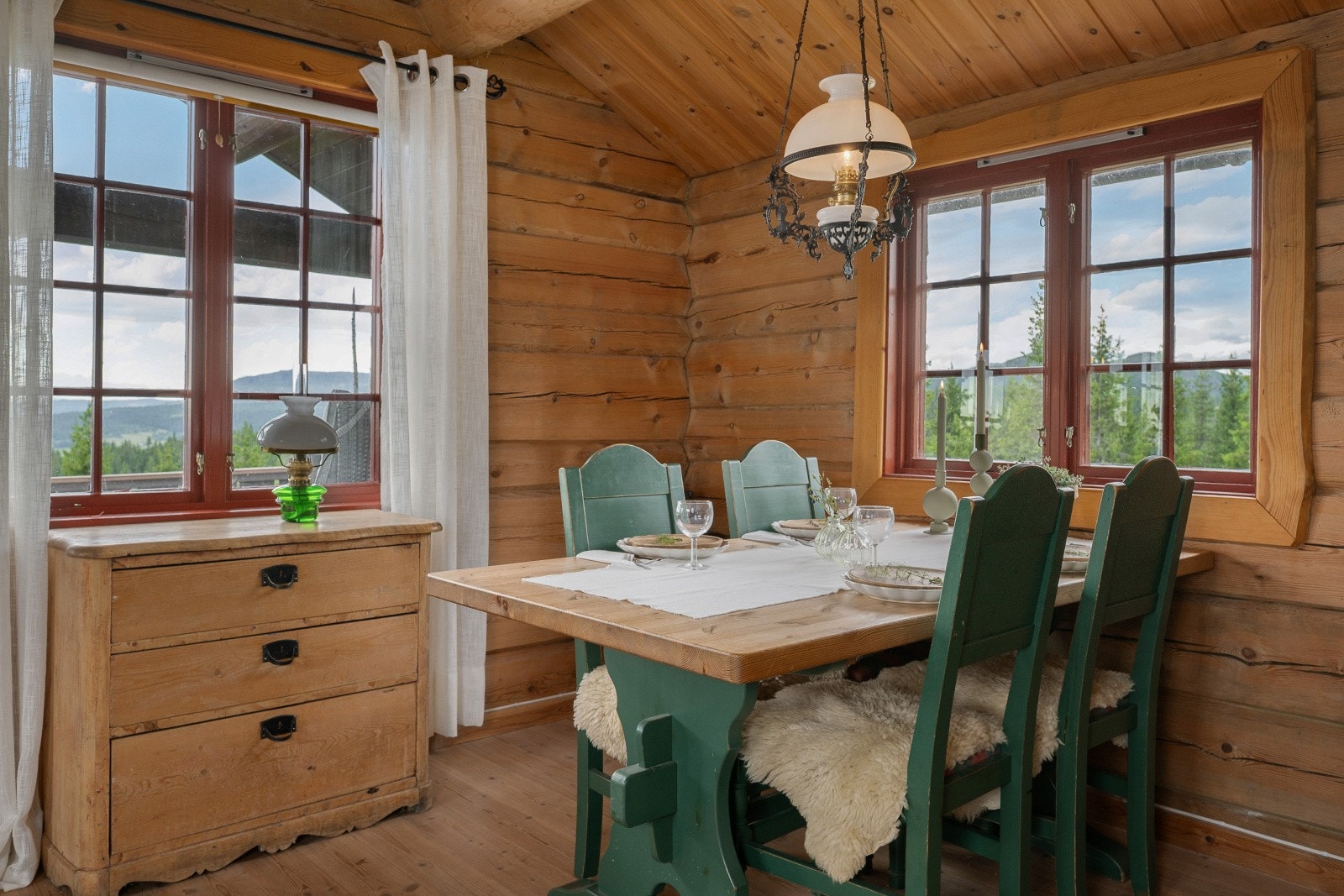 Det er også plass til et spisebord hvor en bedre middag kan nytes sammen med venner og kjente. Galleribilde