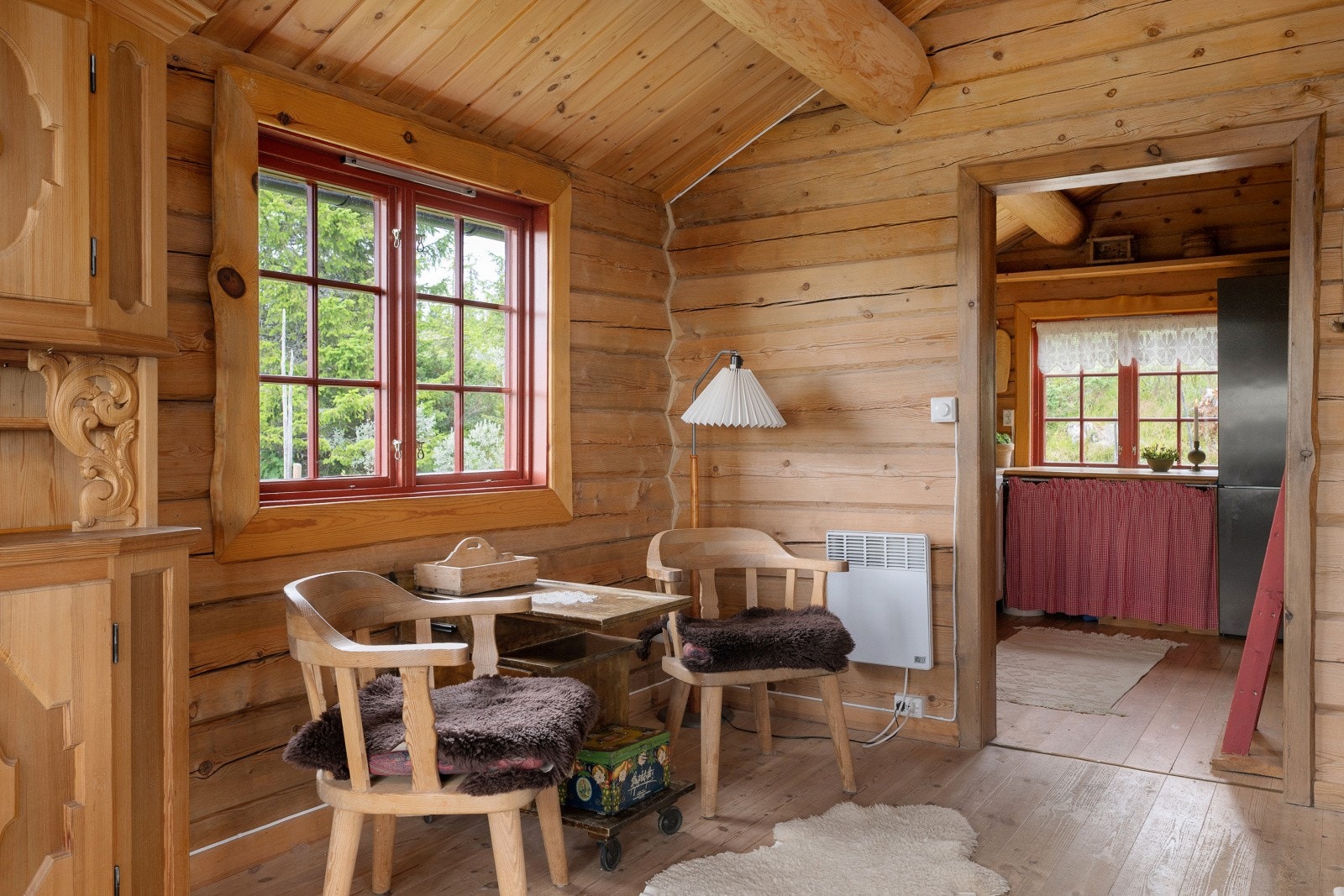 Kjøkkenet ligger i et separat rom ved siden av gangen og stuen. Galleribilde