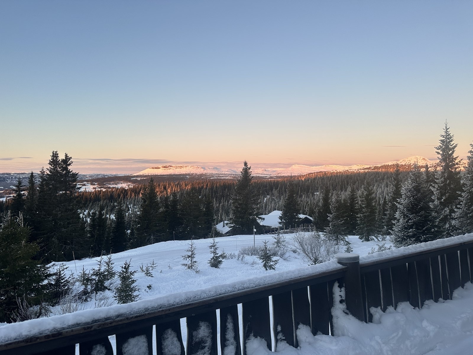 Fra hytten har man nydelig utsikt mot bl.a. Skeikampen og fjellområdene rundt. Galleribilde
