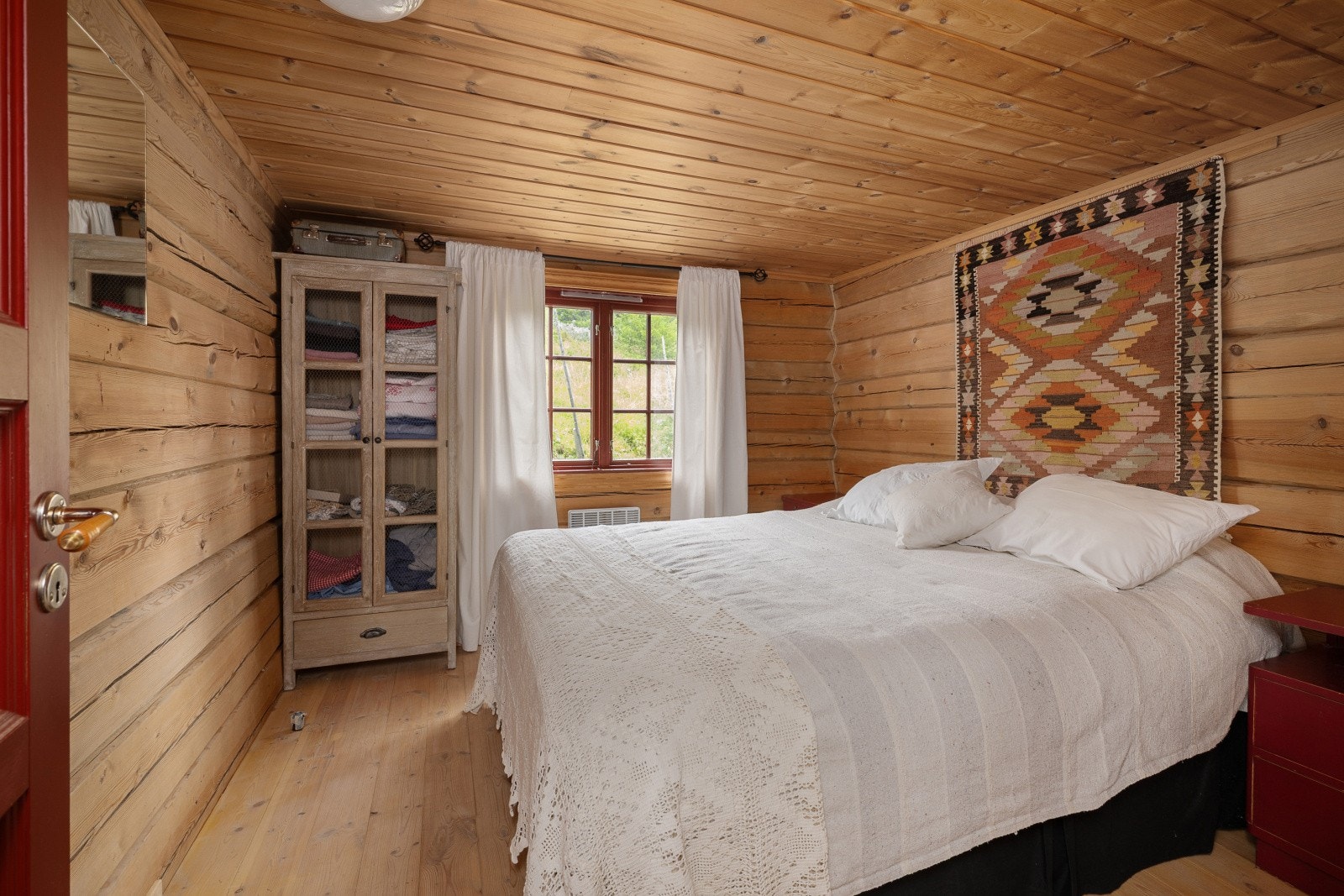 Videre byr hytta på to gode soverom. Hovedsoverommet er av god størrelse, med plass til dobbeltseng, tilhørende nattbord og annet ønskelig møblement. Galleribilde