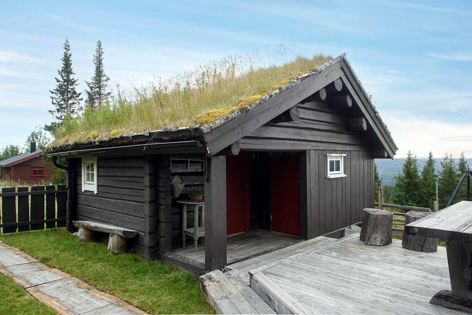 Eiendommen har også et anneks på 19 m², som i dag er innredet med entré, bad, et soverom og utedo. Galleribilde