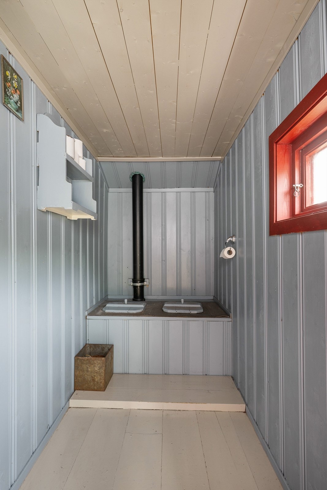 Utedo i annekset. Galleribilde