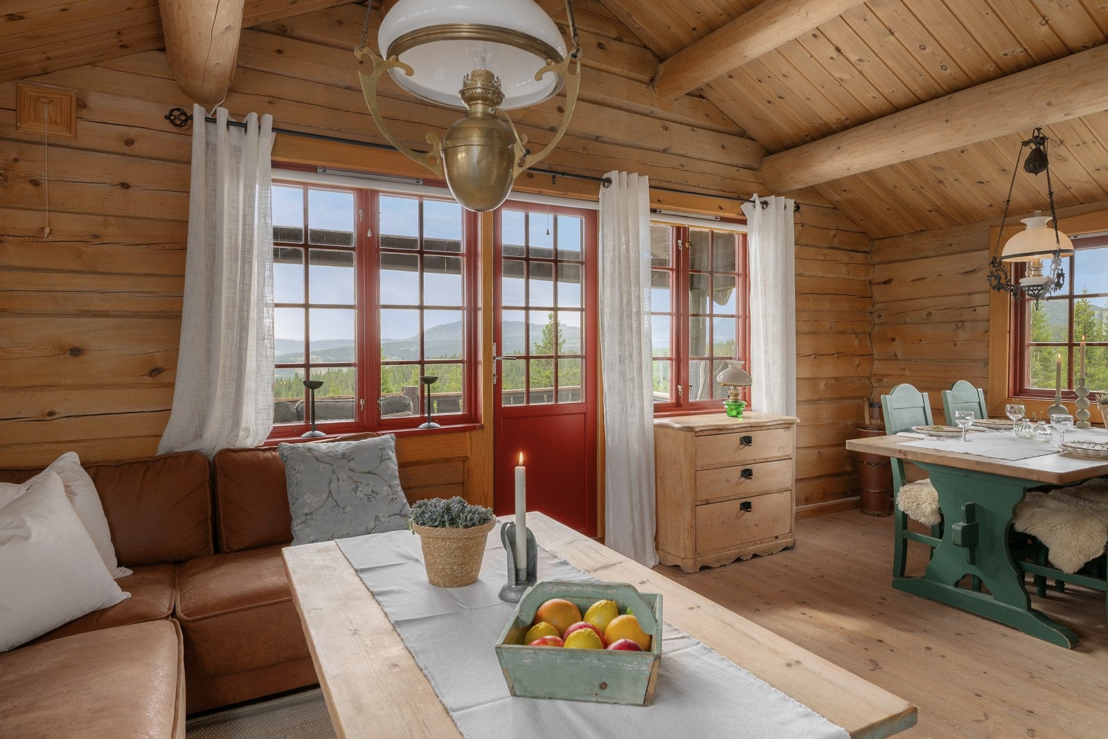 Fra stuen er det også utgang til en stor terrasse på ca. 48 m², som er delvis overbygd. Galleribilde