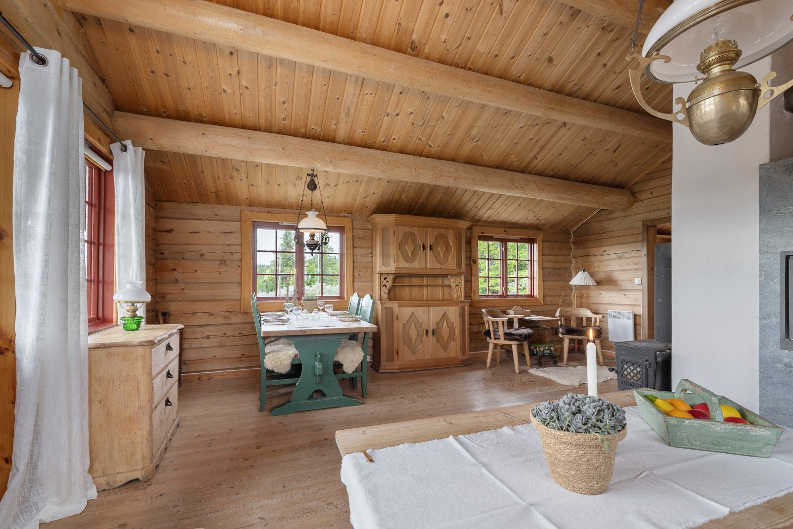 De mange vinduene, kombinert med den gode takhøyden, skaper en lys og luftig atmosfære. Galleribilde