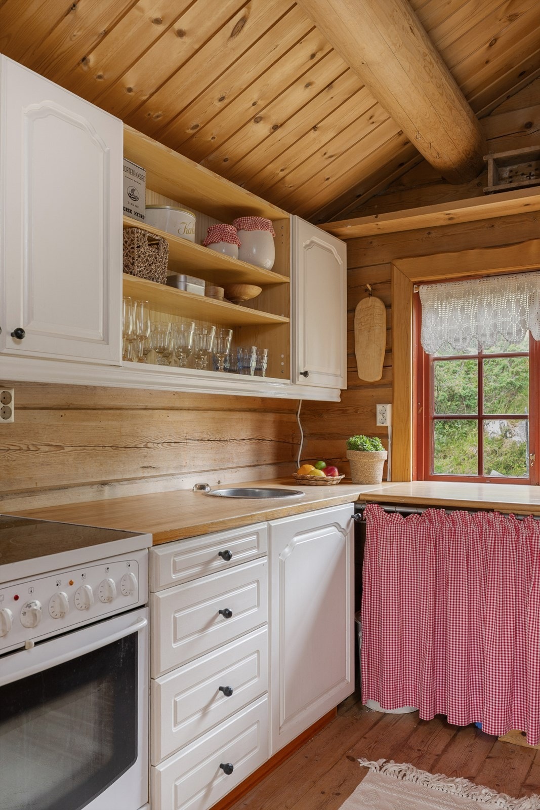 Kjøkkenet har plass til frittstående komfyr og kjøleskap. Galleribilde